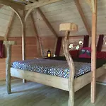Hotel Les Cabanes Au Bois D'orient *
